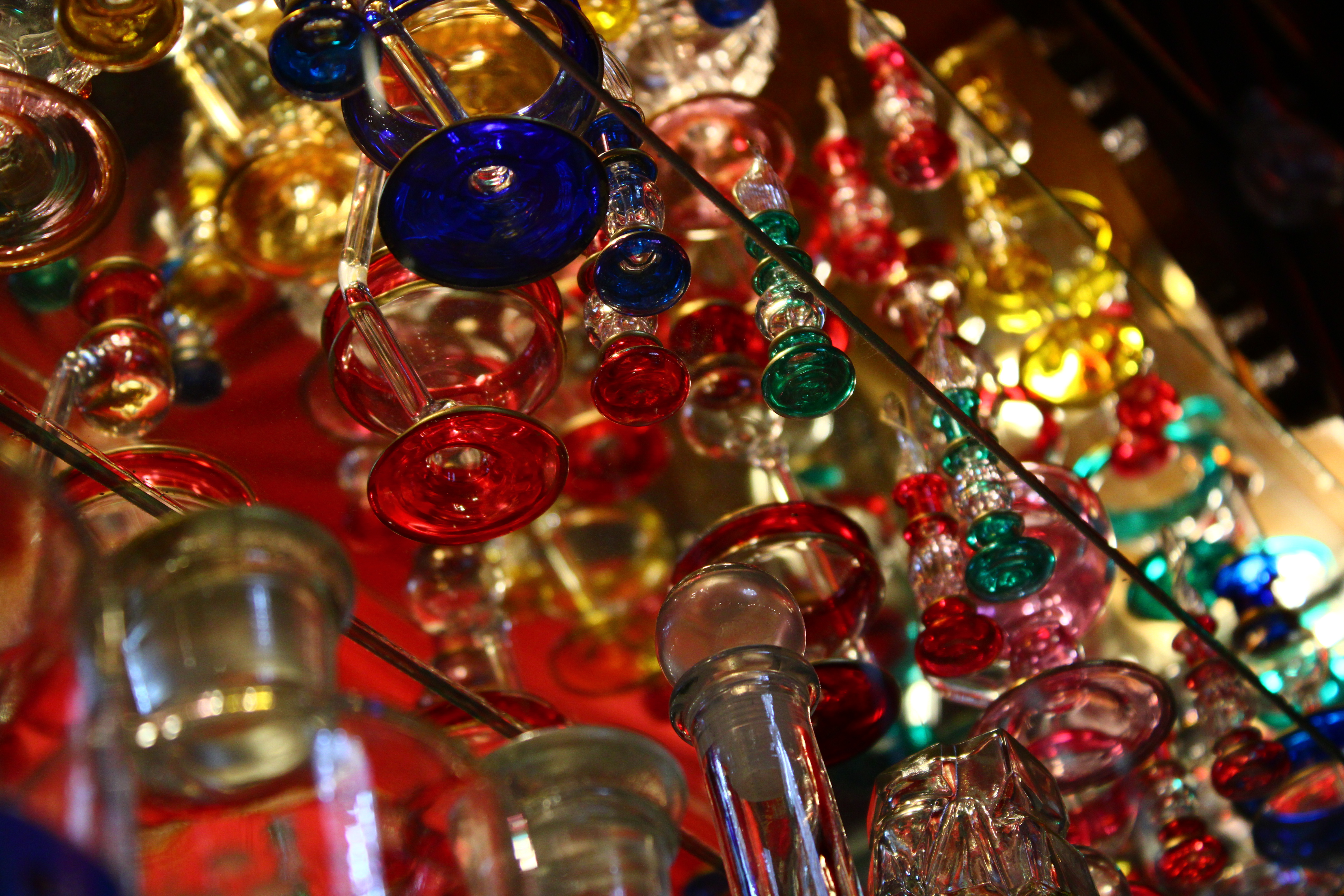 Boutique égyptienne : flacons de parfums colorés