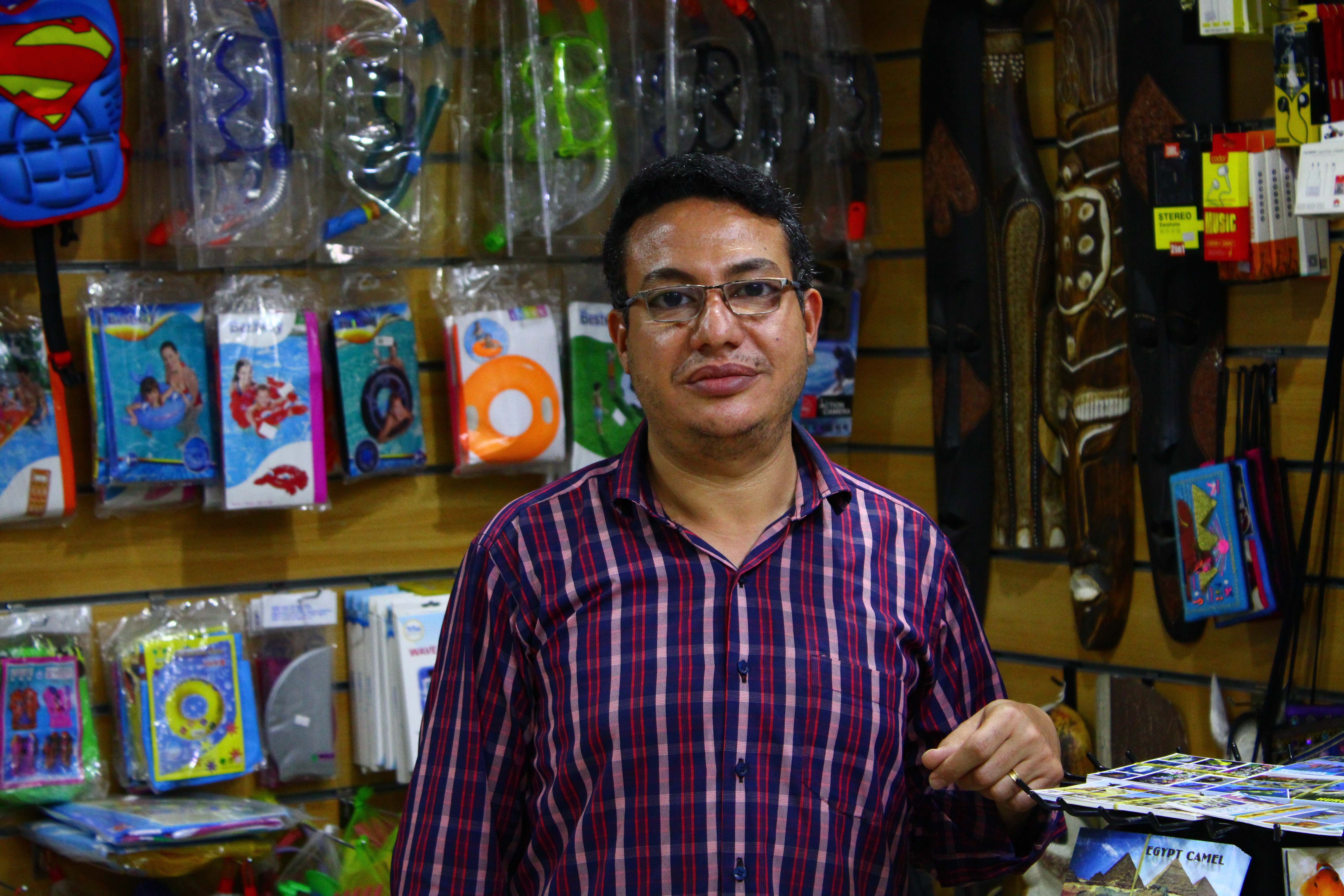 Vendeur de souvenirs dans sa boutique