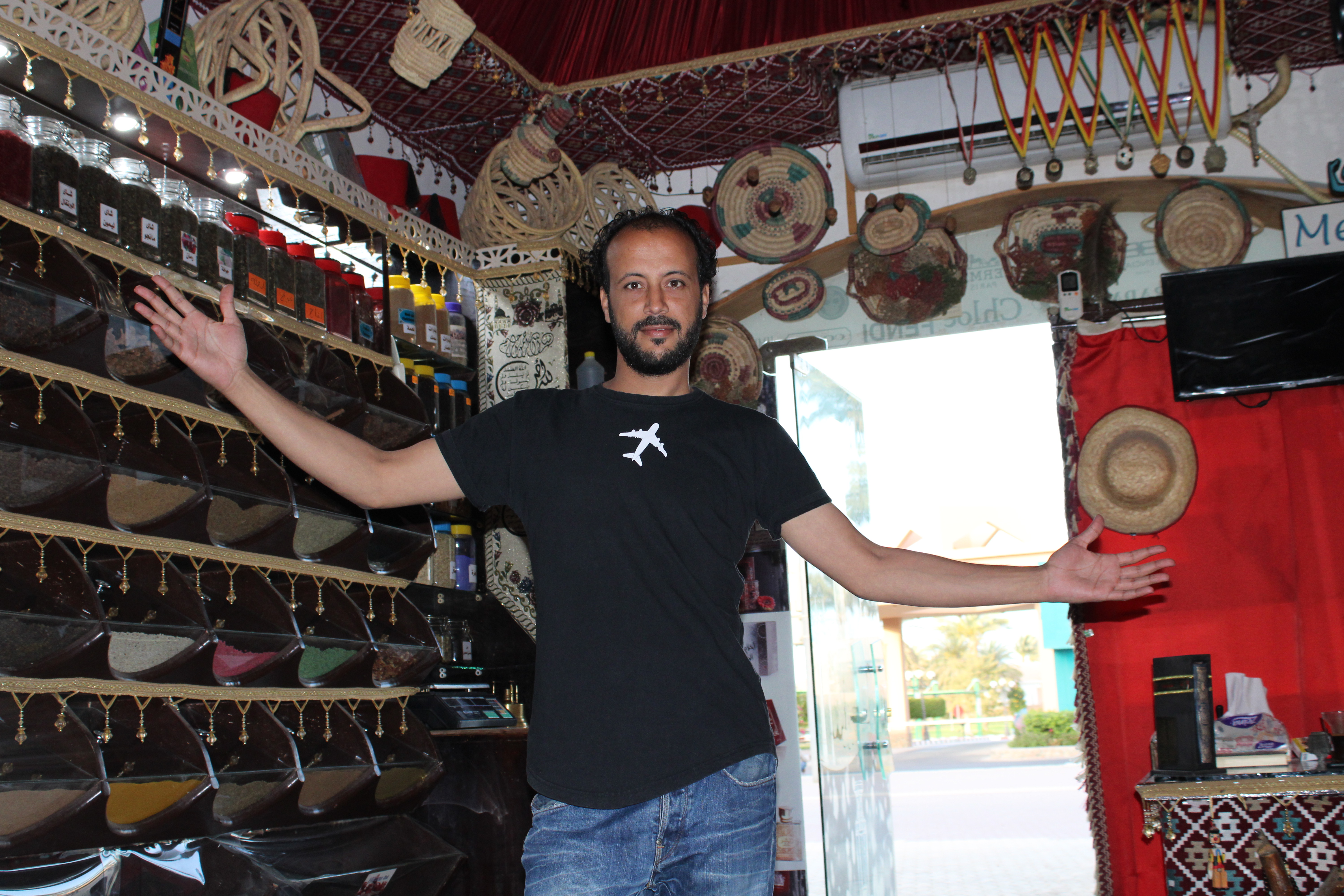 Portrait, homme, debout bras ouvert, boutique, épices, parfums