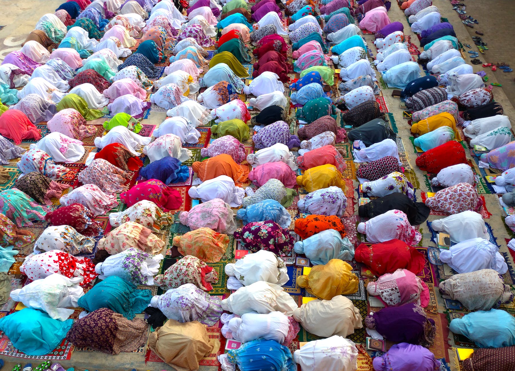 Cérémonie traditionnelle, foule, gens, islam, prier, à genoux.